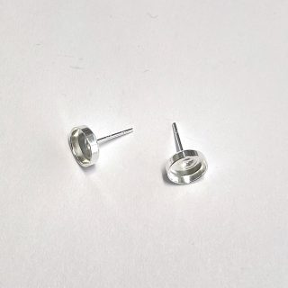 Vinutė sidabrinė auskarui su 4 mm lėkštute